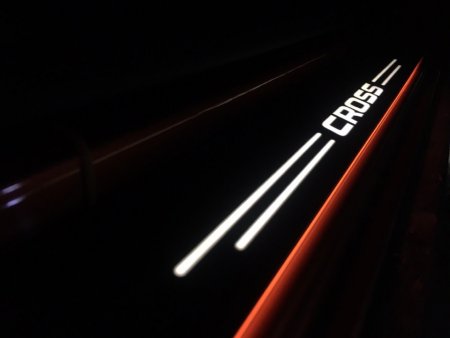 Установка светящихся накладок на пороги для Лада Веста.