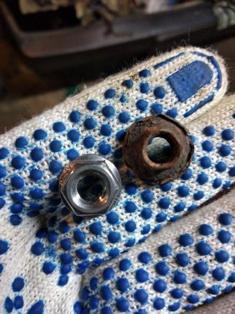 Лада Веста. Сделай это как можно быстрее - замена гаек глушителя